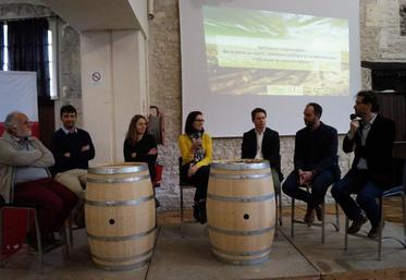 La table ronde, animée par Alexandre Vingtier (à droite), a réuni Cédric Raynaud (repreneur du Baume de Bouteville), Julien Frumholtz (laboratoire d’œnologie), Laetitia Four (responsable Viticulture durable au BNIC), François Drounau et Cécile Bagot (société de marketing L’Assemblage).