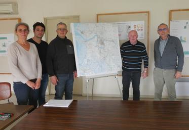 Aurélie Rocheteau (Chambre d’agriculture 17), les agriculteurs Sébastien Couvert et Jean-Michel Menet, ainsi que Bernard Chevallereau et Éric Guilbot (président et directeur de la coopérative agricole de St-Agnant) font part de leur inquiétude face aux perspectives pour le marais de Brouage.