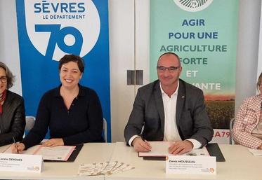 Béatrice Largeau (vice présidente en charge de l'enfance et de la famille), Coralie Dénoues, Denis Mousseau et Christine Bordevaire, assistante familiale et femme d'agriculteur.