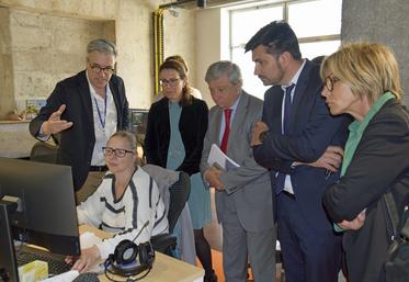 Amélie, spécialiste en lead lay-out, présente son travail avec le logiciel Maya à : (de gauche à droite) Olivier Lelardoux, directeur général du studio Blue Spirit, Martine Clavel, préfète de Charente, Etienne Guyot, préfet de Nouvelle-Aquitaine, Xavier Bonnefont, maire d’Angoulême et Nicole Bonnefoy, sénatrice.