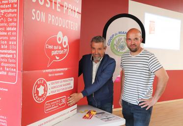 A gauche, Sébastien Coutant, président de la Coop de Mansle, appose le nouveau prix plus rémunérateur pour les producteurs.