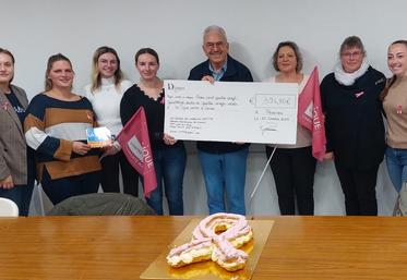 Les Dianes de Charente-Maritime ont remis un chèque de près de 400 € à la Ligue contre le cancer de La Rochelle.