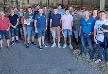L'après-midi, le groupe charentais-maritime a été accueilli sur l’exploitation de la famille Marolleau sur la commune de St-Maurice Étusson.