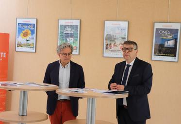 Philippe Bouty, président du Département de la Charente, et Patrick Mardikian, vice-président en charge de la Culture, du Patrimoine et du Tourisme, ont dévoilé les événements de l'été organisés par le Département. Une programmation qui mêle musique, sport, photographie… « Avec cette programmation, nous voulons faire passer deux messages. D’abord que les territoires ruraux ne sont pas en reste. Ce programme, c’est la culture partout et pour tous ! Nous ne voulons pas qu’il y ait d’un côté, une culture pour 
