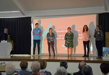 La directrice des Gîtes de France en Charente, Annie Denechaud (à droite), a salué son équipe : Maxime Bareau, Marie-Pia Boutin, Charlotte Debodinance, Claire Sansonnet-Cierzniewski.