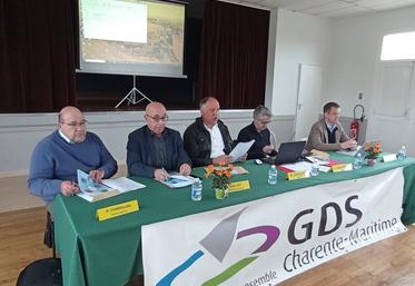 Gilles Gay (2ème en partant de la gauche), vice-président en charge de l’agriculture au Département et lui-même ancien éleveur, a souligné l’adaptation du GDS 17 face aux missions confiées. 