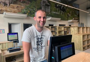 Florian Brochet, producteur laitier, derrière le comptoir du magasin « Yci fermier » de St-Jean-d’Angély, ouvert depuis ce mercredi 7 juin.