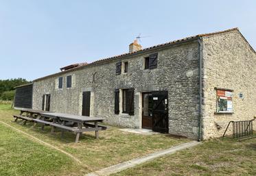 La Cabane de Moins est située au cœur du marais, au nord de Breuil-Magné.