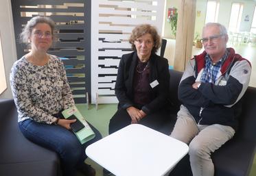 Laurence Rouher, animatrice du pôle circuits courts de l’Afipar, Geneviève Barat, vice-présidente de la Région Nouvelle-Aquitaine en charge de la ruralité, et Joël David, administrateur de l’Afipar.