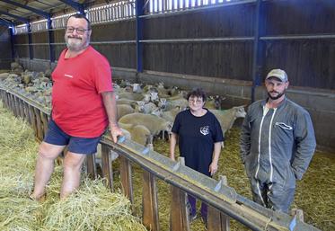 La famille Mazoin dans sa bergerie à Chasseneuil.