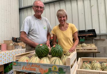 Pascal et Martine Damon présentent leurs melons et pastèques.