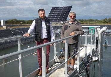 Samuel Chouzenoux et Hervé Jobet devant l'un des trackers photovoltaïques installés en avril dernier près des bassins de la STEP de Malémont.