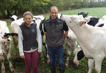 Mathieu Turgné, ici avec sa fille Juliette, voit dans les concours de race un des leviers pouvant donner envie à des jeunes de poursuivre l’activité laitière d’une exploitation.