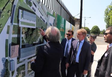Après la pose de la première pierre, l’architecte Jean-Michel Wilmote, a détaillé au ministre Marc Fesnau l’ensemble du futur bâtiment.