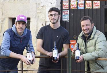 Matthieu Rimbaud et Simon Rioux entourent Paul, alternant de la CCI Charente, venu prêter main forte au développement de la Rainette.