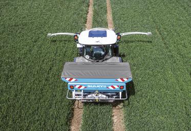 La vitesse d’avancement déforme la nappe d’épandage dans le sens de déplacement du distributeur. Plus l’allure est importante, plus la largeur de travail augmente. 