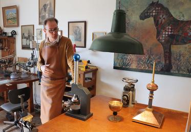 Les Tailleurs d’images est labellisée Entreprise du patrimoine vivant. Louis-Guillaume Piéchaud travaille sur un calice, un projet supplémentaire qui va s’étaler sur plusieurs années.