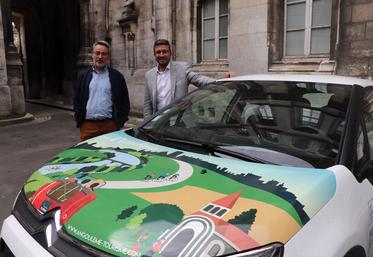 L’office de tourisme du Pays d’Angoulême a une voiture à ses couleurs pour faire sa promotion sur les marchés et zones touristiques de la région.