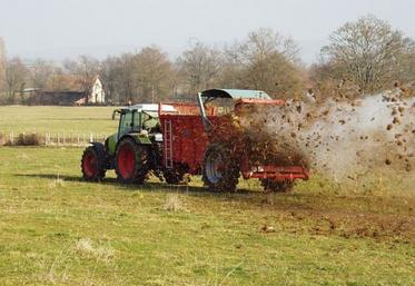 Epandage de fumier sur prairie