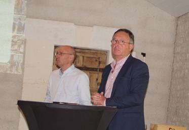 Thierry Jullion, président du syndicat (à droite), et Jean-Jacques Biteau, producteur à Sablonceaux, ont coanimé la réunion.
