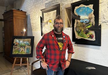 Les tableaux d'Yvan Belair mélangent papier, toile, tissus, mais aussi couleurs très variées.