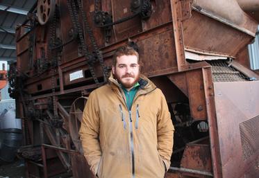 Derrière Kevin Charrais, une cueilleuse, qui sépare le cône de houblon de sa tige.