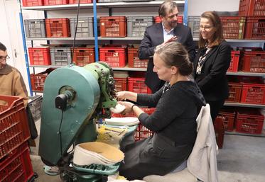 La fabrication traditionnelle de la charentaise demande un savoir-faire des machines qui ne sont plus fabriquées.