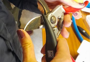 L'affilage est une opération qui requiert une gestuelle précise et technique mais qui ne prend que quelques secondes à réaliser plusieurs fois dans la journée de travail.