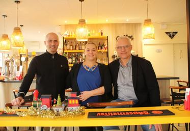 À gauche, Hervé Vindevogel est le nouveau président de la fédération des buralistes de la Vienne. Romain et Mélanie Mirebeau ont repris le bar-tabac presse en février dernier.