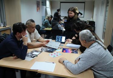 Roxane Léon, debout au centre, animait la session avec des demandeurs d'emploi qui commence par un escape game.