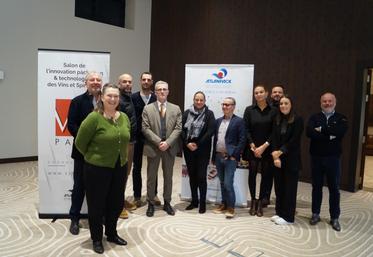 Au centre, en costume clair, Jean-Pierre Bernadet, entouré des partenaires du salon VS Pack qui s'est tenu la semaine dernière.