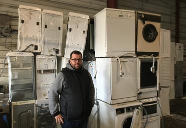 Sous la houlette de Bastien Mallereau, sept ateliers fonctionnent pour remettre en état machines à laver, aspirateurs, frigos, télés... 17 poids lourds sillonnent les routes pour les collecter.