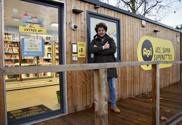 Alex Grammatico devant la supérette Api de Sainte-Sévère.