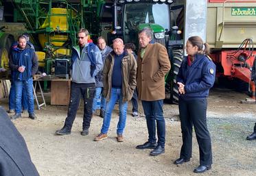 De gauche à droite, Nicolas Giraud, Bertrand Lamarche, l'agriculteur qui se trouvait à proximité de la manifestation de Bassines non merci, Le député Nicolas Turquois et la Directrice de cabinet du préfet de la Vienne, Alice Malik.