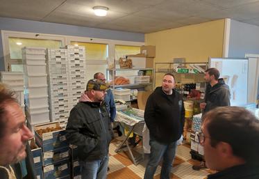 Dans le local de la cuisine centrale de Melle, présentation du dispositif d'approvisionnements locaux.
