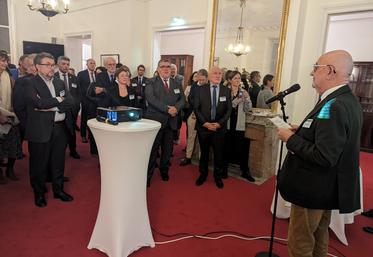 Le député de Dordogne Jean-Pierre Cubertafon (au micro) a accueilli les élus et les représentants de la presse agricole présents.