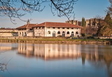 La salle de concerts des Abattoirs est située en bord de Charente, à Cognac, rue des Gabariers.