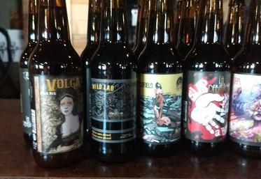 Forte d'une gamme de bières étoffée et qualitative, La Débauche mise aussi sur un packaging élaboré, où chaque étiquette est un bijou graphique. Des artistes du monde entier illustrent les étiquettes des bouteilles et des canettes de la brasserie qui exporte ses bières dans une dizaine de pays.