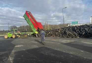 Mercredi, les agriculteurs des alentours des Roches-Prémarie se sont succédé pour décharger leurs pneus.