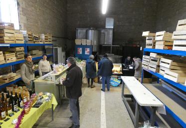 Les Paniers de producteurs continuent d'être distribués au sein de l'ancienne grange du lycée Desclaude.