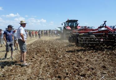 Les déchaumeurs sont les matériels les plus achetés par les Cumas départementales en 2022, avec 32 acquisitions, pour un parc total de 366.