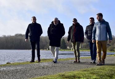 Christian Daniau, Michaël Canit, Sébastien Schaeffer, Yohan Delage et Guillaume Chamouleau au bord du barrage de Lavaud le mercredi 3 janvier 2024.