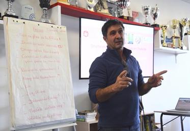 Hubert Rinaldi, du Chanvre mellois, a présenté le modèle deux-sévrien aux agriculteurs charentais.