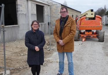 Myriam Huet, directrice de l'Agrocampus de Saintonge, en compagnie du nouveau directeur de l'exploitation de La Pichonnerie, Sébastien Riquart, devant le hall technologique en construction sur le site du lycée Desclaude.