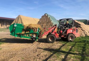 Des équipements sont indispensables pour utiliser un valet de ferme au paillage, tels que le joystick pour contrôler les mouvements.
