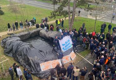 Mardi, les manifestants de la FNSEA, des JA et de l'Adiv, ont installé une réserve devant la permanence de Lisa Belluco.