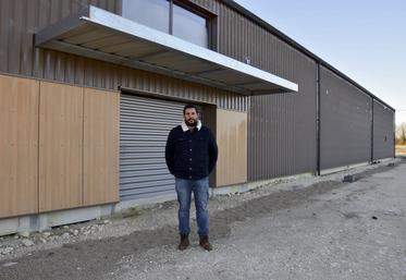 Anthony Garcin devant la future entrée de son magasin.