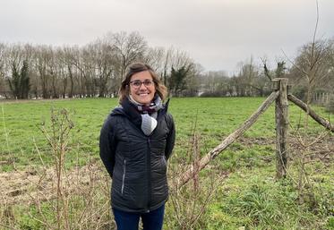 Mélanie Pontouis partage sa vie professionnelle entre un poste de monitrice à la MFR Marais poitevin et un statut de cheffe d'exploitation de polyculture-élevage à Irleau.