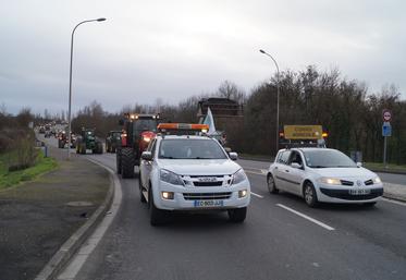16 heures : la tête du convoi s'apprête à rejoindre la nationale 10. La manifestation s'est terminée à la nuit close, vers 20 heures.