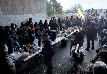 Les agriculteurs installés à Poitiers sud ont écouté le discours du Premier Ministre sur leur campement, sous le pont de l'autoroute.